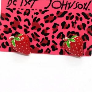 strawberry 🍓 earrings BNWT READ DESCRIPTION